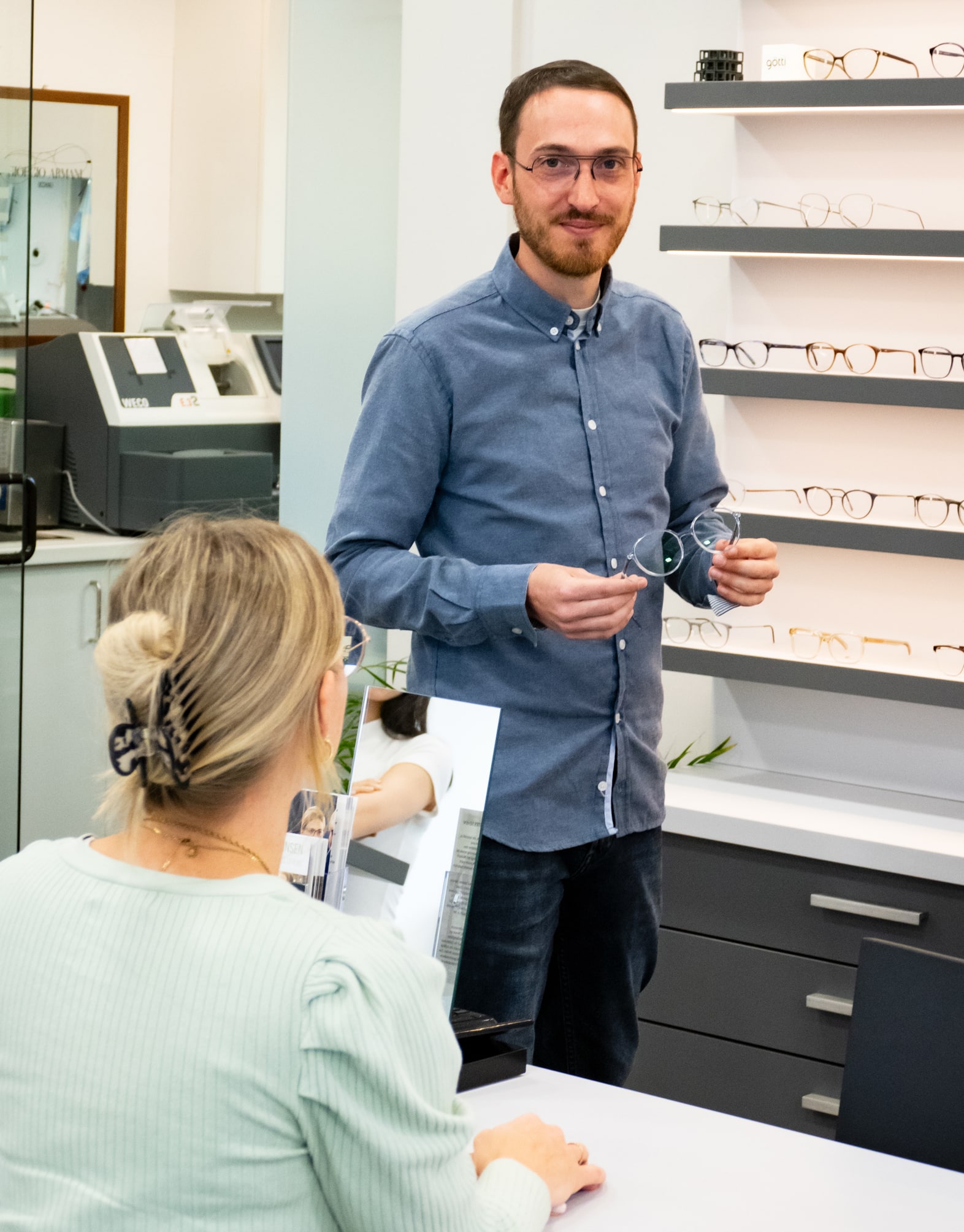 Augenoptikermeister mit Brille bei mester optic